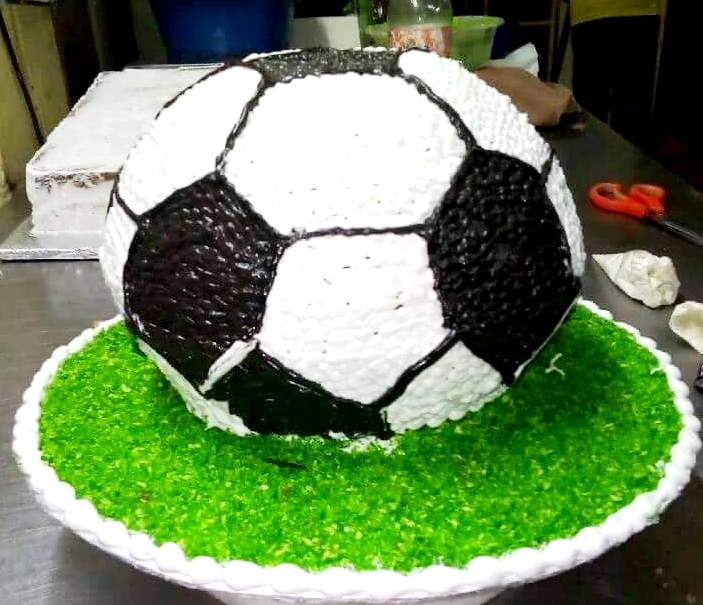 Simple football cake - Decorated Cake by Anka - CakesDecor